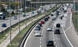 Anadolu Otoyolu'nun Bolu kesiminde bayram tatili dönüş trafiği akıcı yoğun seyrediyor