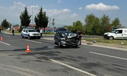 Düzce'de hafif ticari araç ile otomobilin çarpıştığı kazada 2 kişi yaralandı