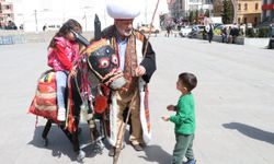 Maket eşeğiyle sokak sokak gezerek Nasreddin Hoca'nın hikayelerini anlatıyor