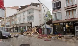 Samsun'da kuvvetli rüzgar çatı uçurdu, elektrik tellerini kopardı