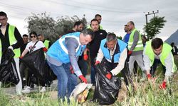 Belediye başkanı ve işçiler 3,5 saat çöp temizledi