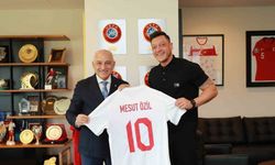 Mesut Özil’den TFF Başkanı Mehmet Büyükekşi’ye ziyaret