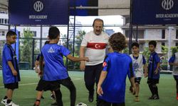 Vali Pehlivan, çocuklarla futbol oynadı