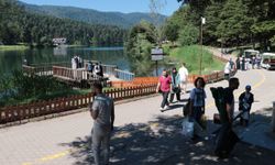 Bolu'da vatandaşlar bayram tatilini Gölcük Tabiat Parkı'nda dinlenerek geçirdi