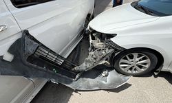 Sivas'ta park halindeki minibüse çarpan otomobildeki 5 kişi yaralandı