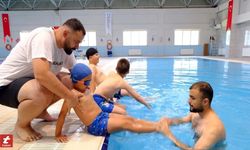 Tokat'ta özel gereksinimli çocuklar ücretsiz yüzme öğreniyor