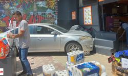 Tokat'ta Kontrolden Çıkan Otomobil Markete Çarptı