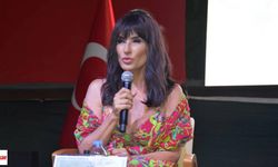 Ayşegül Aldinç'ten Sosyal Medya Eleştirisi: "Asansöre Binerken Bile Poz Veriyorlar!