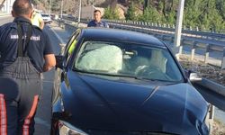 Amasya’da bariyerlere çarpan otomobildeki 4 kişi yaralandı