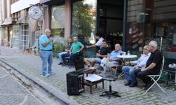 Amasya'daki Gümüşlü Mahallesi esnafı güne "Minik kuş"un mini konseriyle başlıyor