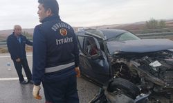 Çorum'da çekiciye çarpan otomobildeki 4 kişi yaralandı