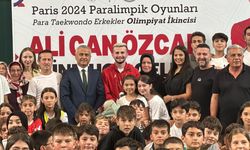 Paris'te gümüş madalya kazanan para tekvandocu Özcan, Karabük'te sporcularla buluştu