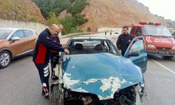 Tokat'ta bariyerlere çarpan otomobildeki 3 kişi yaralandı