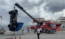 Kocaeli’de freni boşalan tır denize düştü