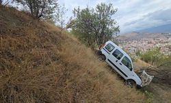 Tokat’ta araç uçurumda ağaca çarparak durdu