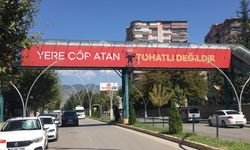 Tokat'ta Esprili Pankart Şehrin Girişine Asıldı