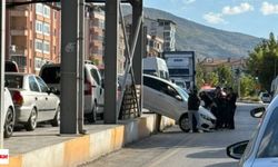 Tokat'ta Yine Aynı Noktada Kaza: Pazar Yerindeki Tehlike Sürücüleri Zor Durumda Bırakıyor