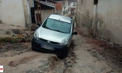 Niksar’da Yine Aynı Kabus: Araç Çukura Saplandı, 3 Yıldır Değişen Bir Şey Yok!