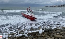 Hırçın deniz balıkçı teknesini karaya vurdu!