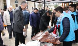 Amasya'da Gazze'deki ateşkes tatlı dağıtılarak kutlandı