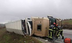 Kayganlaşan Yolda Kontrolü Kaybeden Tır Yan Yattı!