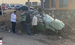 Diyarbakır’da takla atan otomobilin kazı anı: 3 yaralı