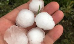 Meteoroloji Uyarmıştı: Vatandaş Neye Uğradığını Şaşırdı, Araçlar Bile Zarar Gördü!