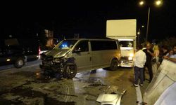 3 Kamyon, 1 Tur Aracı ve 1 Otomobil Çarpıştı, Trafik Felç Oldu