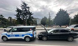Otomobil, polis ekip otosuna çarptı