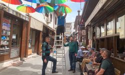 Niksar’da Tarih ve Renk Buluştu: Arasta Çarşısı Şemsiyelerle Canlandı