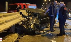 Feci Kaza: Otomobil Bariyere Ok Gibi Saplandı, Sürücü Sıkıştı