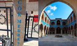 Tarihi Gök Medrese’nin Girişindeki Plastik Yazıya Tepkil