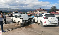 Niksar’da İki Otomobil Çarpıştı: 3 Kişi Yaralandı
