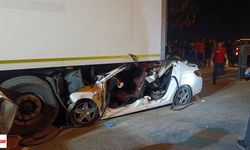Park Halindeki Tırın Altına Giren Otomobilde 2 Kişi Hayatını Kaybetti