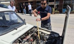 Aracın Motorundaki Yılanı Sopayla Çıkardı!