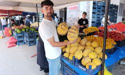 ''Dışıma Bakma İçim Tatlı!" Niksar Pazarı'nda Esprili Kavunlar Satış Rekoru Kırıyor!