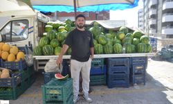 Karnesini Kapan Çocuğa Niksarlı Muhammet Eroğlu'ndan Sürpriz Tatil Sevinci Tatlı Karpuzla Birleşti