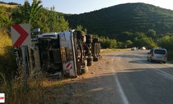 Niksar'da Talaş Yüklü Tır Devrildi: 1 Yaralı