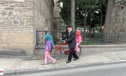 Tokatlı Yavuz Dede Torunlarını Kur’an Öğrenmeleri İçin Bisikletle Camiye Götürüyor