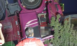 Domates Yüklü Kamyon Devrildi: Sürücü Hayatını Kaybetti