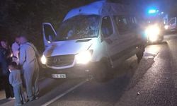 Düğün Yolunda Kaza! Tokat'ta Minibüs İstinat Duvarına Çarptı