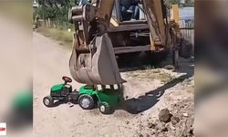 Küçük Çocuk  Oyuncak Aracıyla Belediye Çalışmalarına Katıldı
