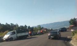 Niksar'da  Sebze Yüklü Kamyonet Devrildi, Yol Kısa Süre Kapandı
