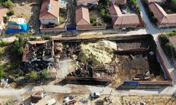 Mandıra yangınında ev ve ahır küle döndü