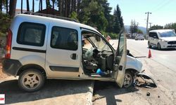 Direksiyon hakimiyetini kaybetti, kaldırıma çarptı!