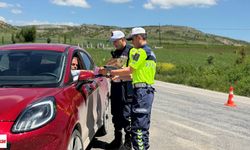 Artova Jandarmasından Bayram Uygulamasında Çikolata ve Kolonya İkramı