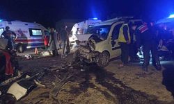 İki araç kafa kafaya çarpıştı: 1 ölü, 3'ü ağır 7 yaralı