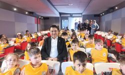 Çocukların Sinema Sevinci Festival Havasına Dönüştü: Vali Abdullah Köklü TRT Gezici Sinema Tırına Ziyaret Etti