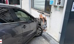 Niksar’da Kontrolden Çıkan Otomobil İş Yerine Çarptı