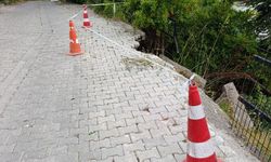 Niksar’da Yol Çöküyor Yetkililer Plastik Bariyerle Yetiniyor